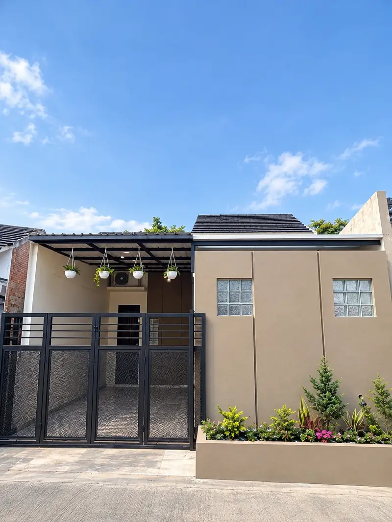 Fasad krem dengan jendela glass block dan pot gantung